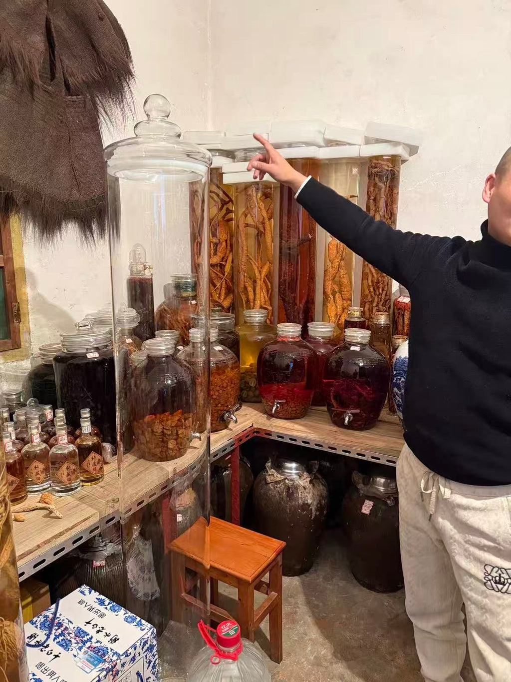 High-end professional large-capacity glass jars for making wine, wine jars, and wine bottles